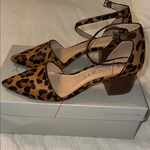 Sole Society Tan and Black Heels Elegant Design - Picture 3 of 6